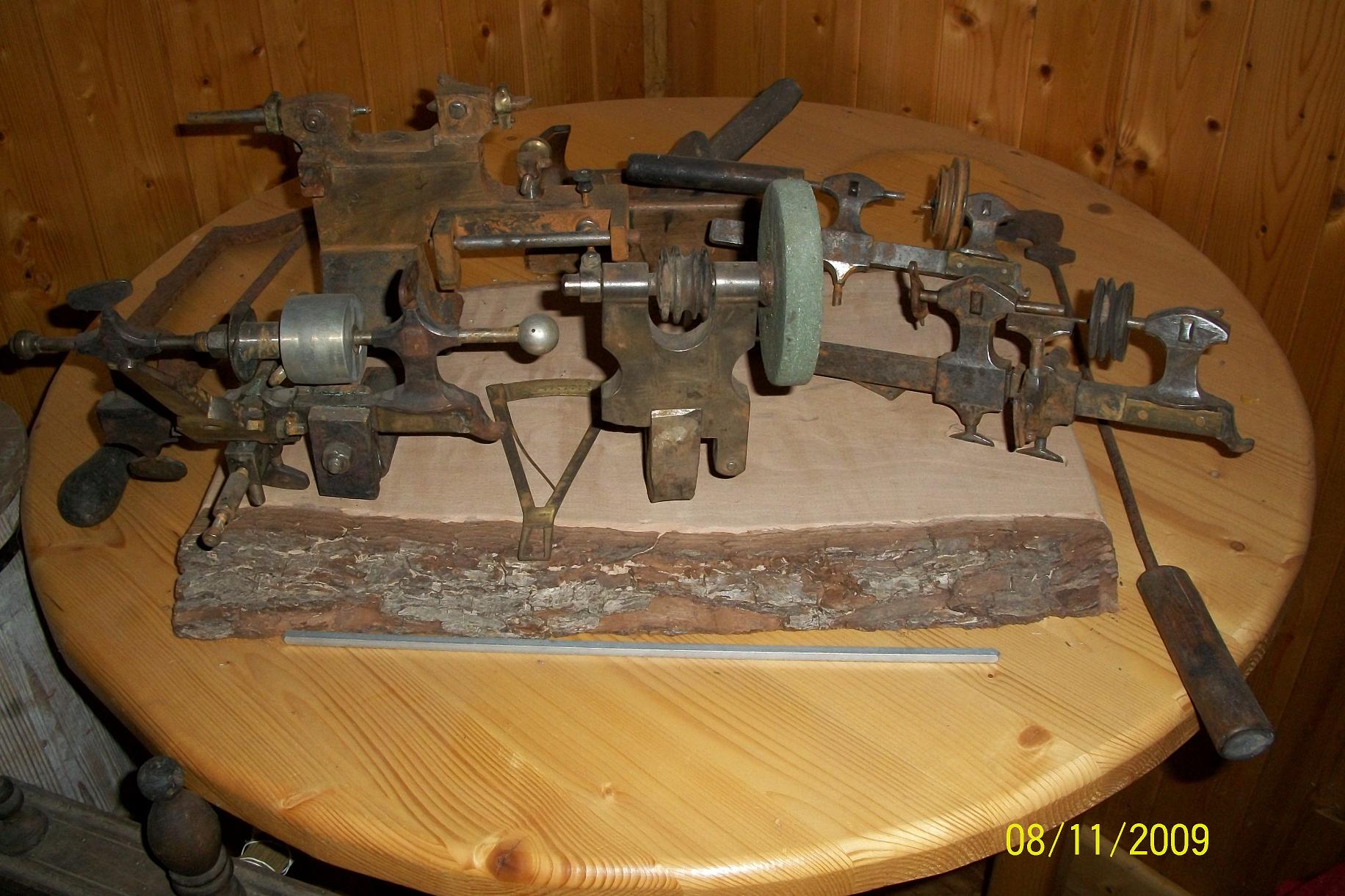 Anciens outils, 1 outils &agrave; fendre les tr&egrave;s petites vis, 2 petits tours.