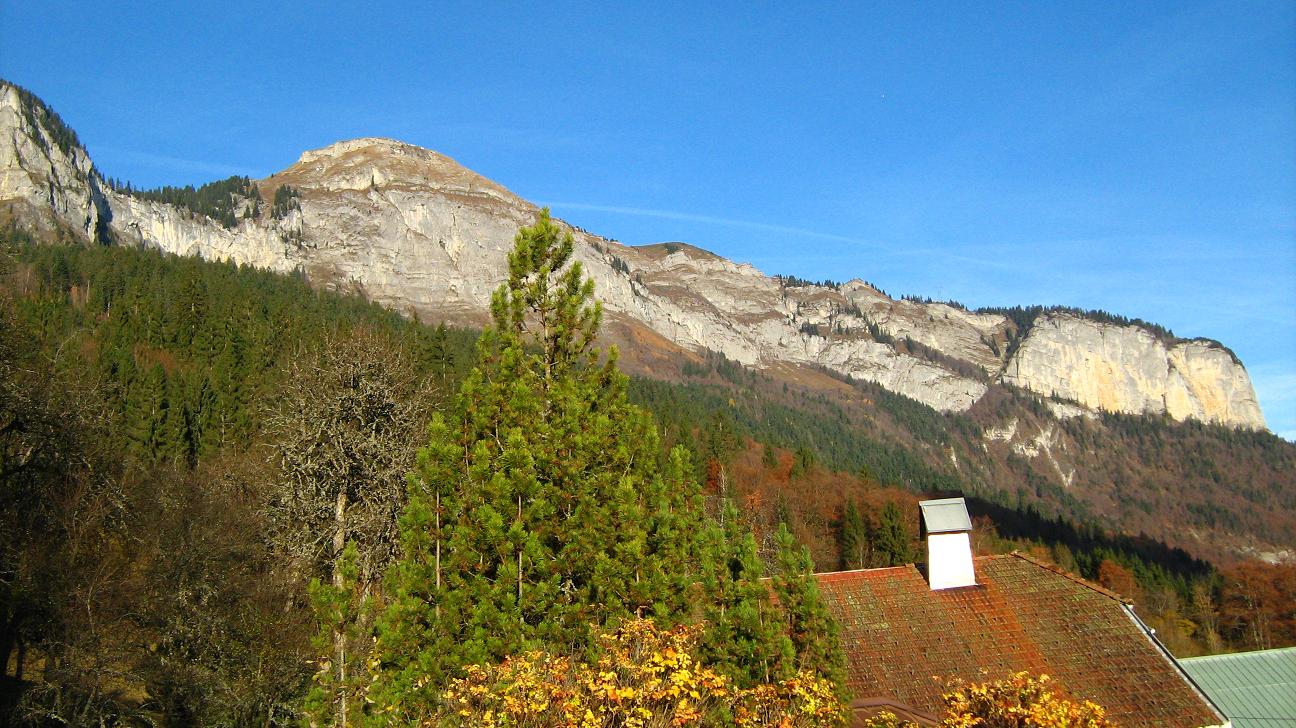 Tête de Vormy au fond les Rochers de Radon