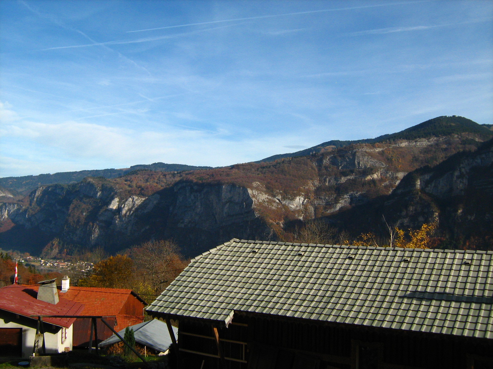 Agy, la K&eacute;deuse Cupoir ( les Carroz) devant rocher de la Porte, fond de vall&eacute;e Magland