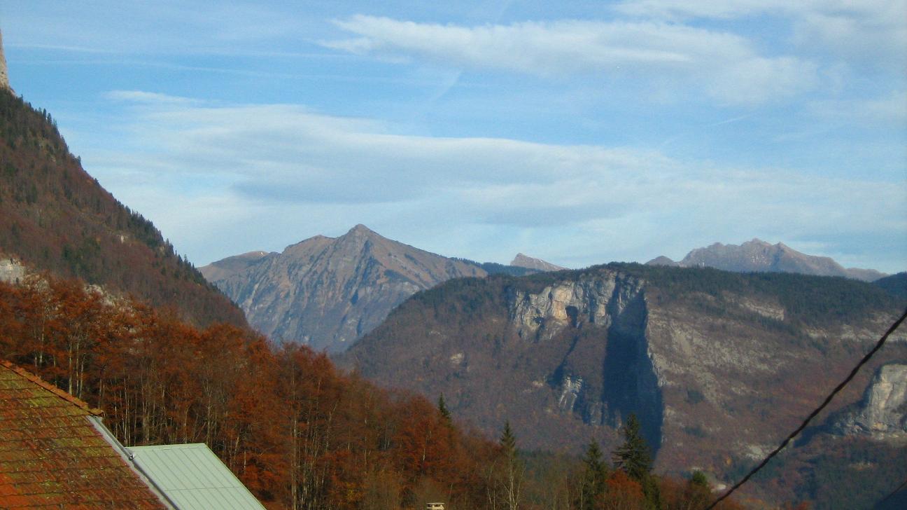 Pic du Marcelly, Pointe de Challune, Roc d' Enfer devant la montagne du Chevran