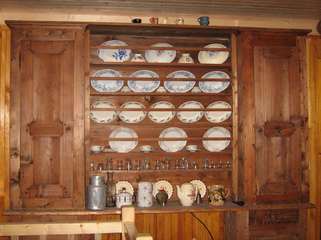 Ancien vaisselier savoyard " L'&eacute;quali" et vaisselle d'&eacute;poque.