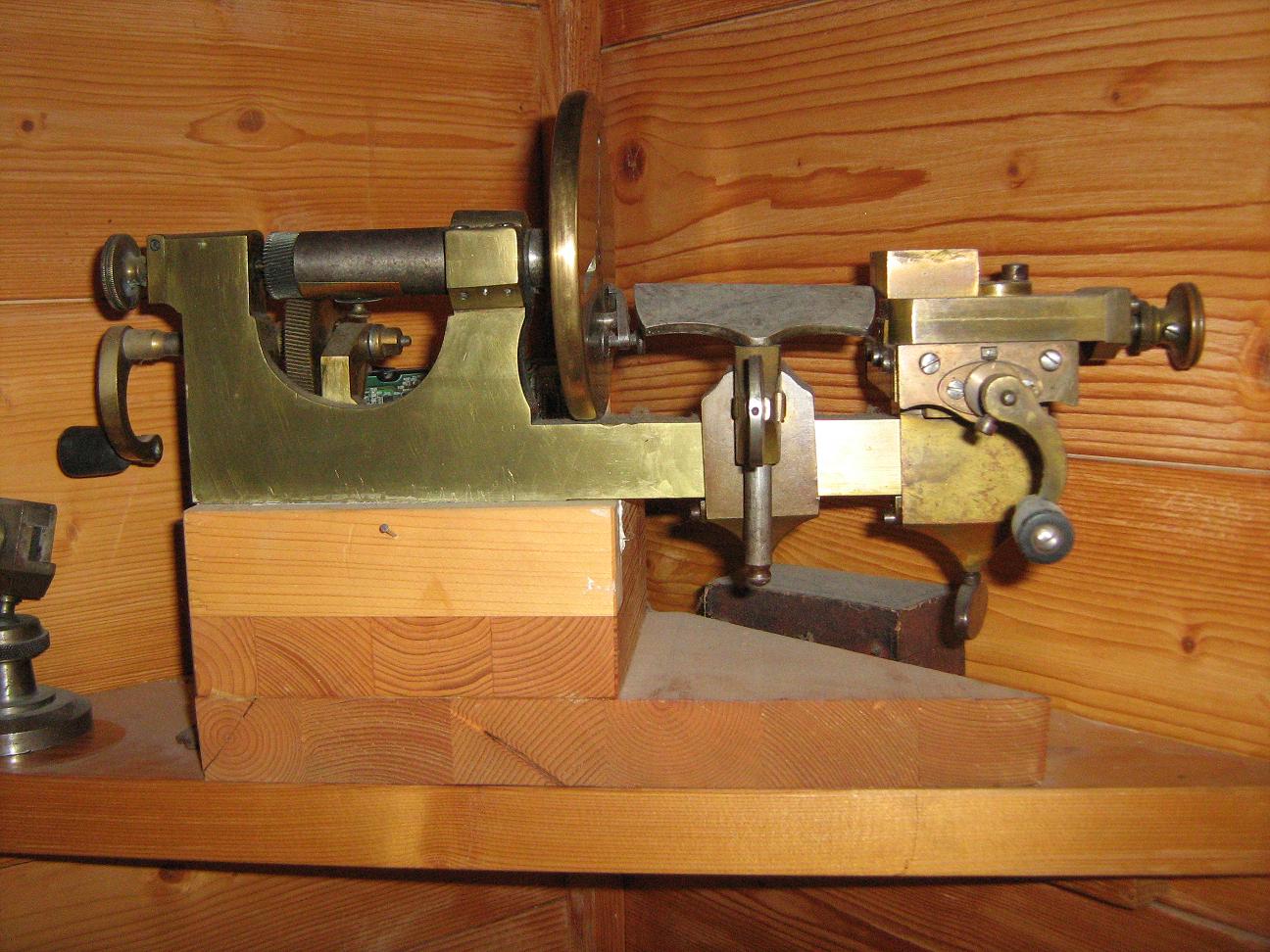Ancien tour d' horloger.