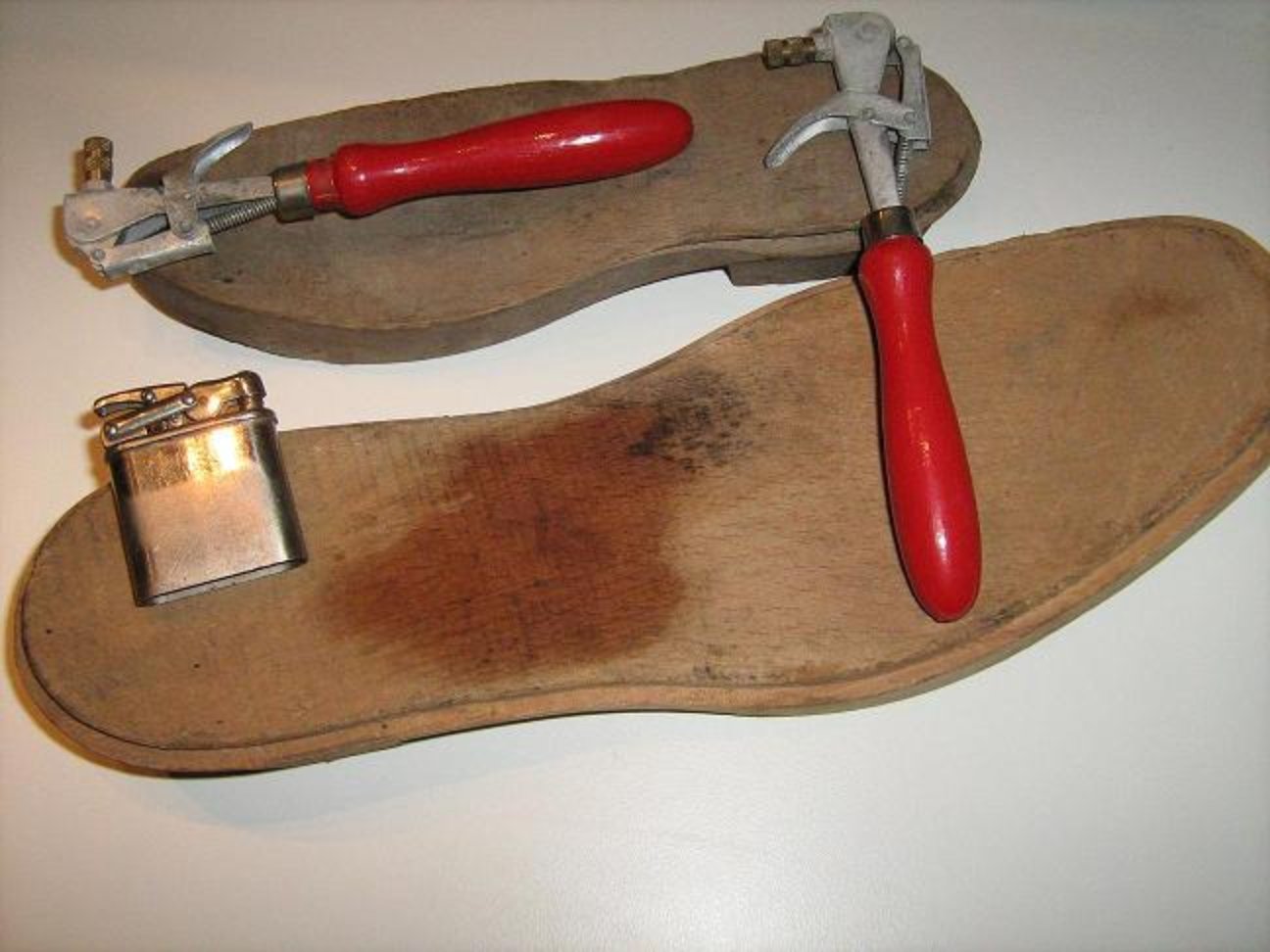 Allumes gaz, briquet et semelles de sabot.