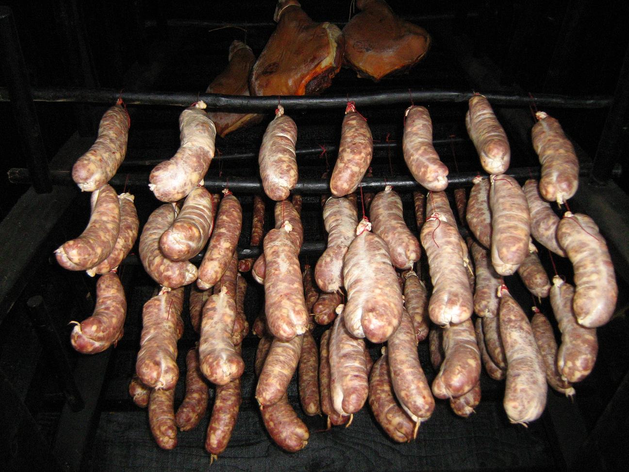 La beurne avec quelques saucisses et jambons.