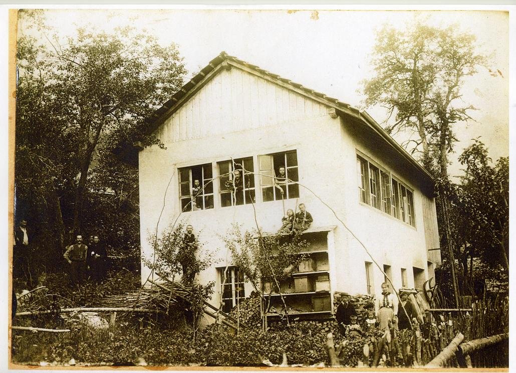 L'atelier d'horlogerie puis de d&eacute;colletage, la famille et les employ&eacute;s vers 1900.