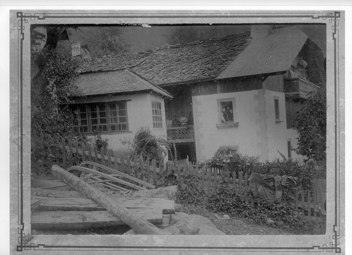 L'atelier d'horlogerie et la maison familiale Dayot vers 1900.